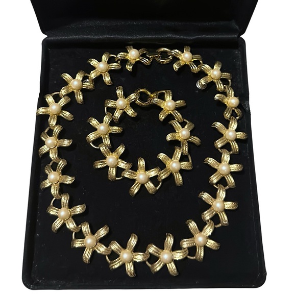 Vintage Gold Tone Faux Pearl Necklace and Bracelet Set - Picture 1 of 1
